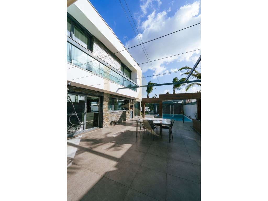Moradia T4 com piscina e garagem na Charneca da Caparica - Grande imagem: 2/22