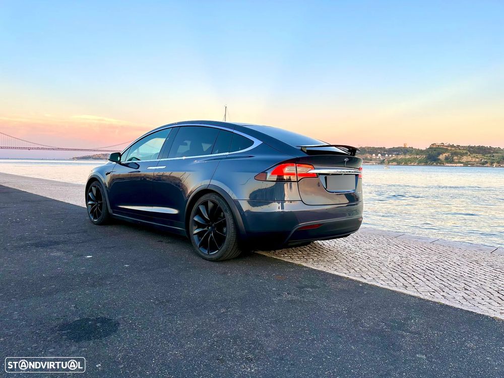 Tesla Model X - 4