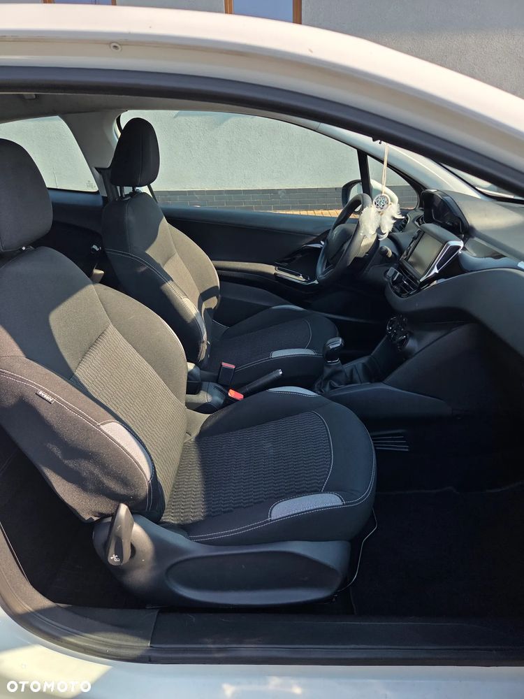 Peugeot 208 - 17