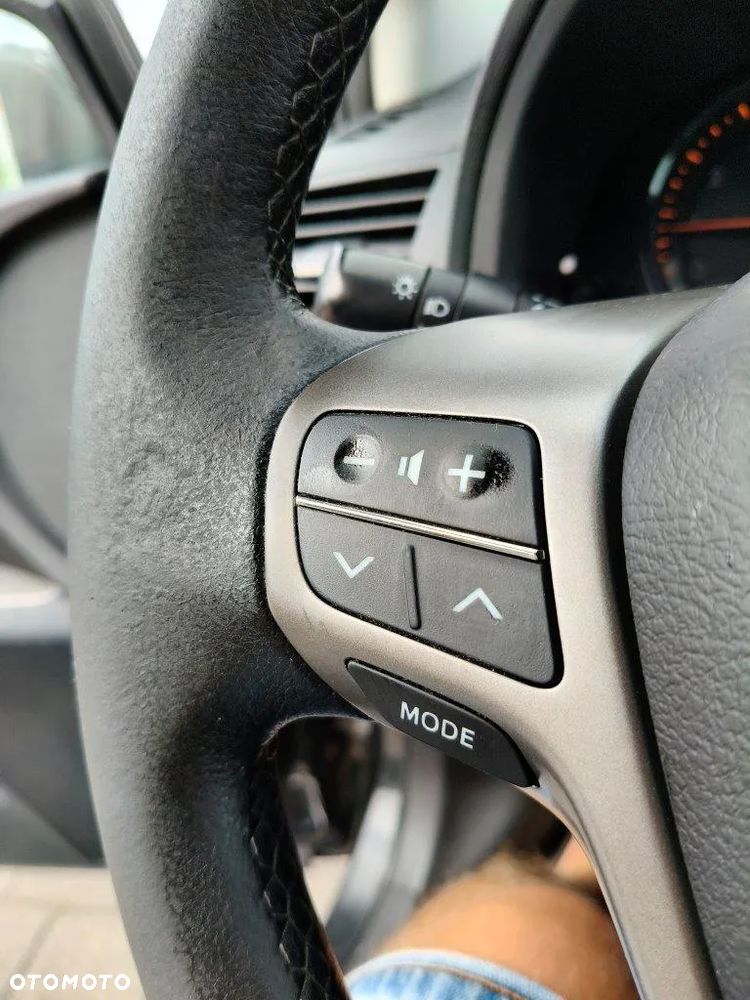 Toyota Avensis 1.8 Sol plus NAVI - 30