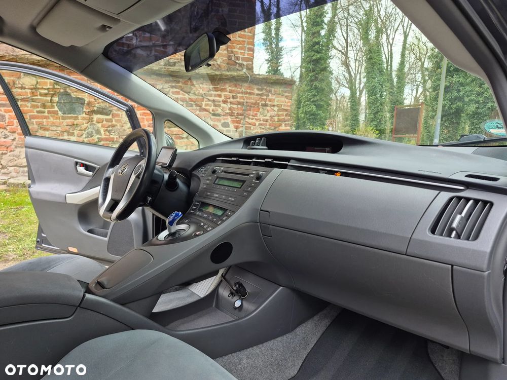 Toyota Prius (Hybrid) Executive - 18