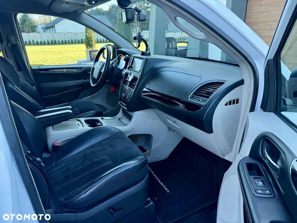 Chrysler Town & Country 3.6 Limited - 19