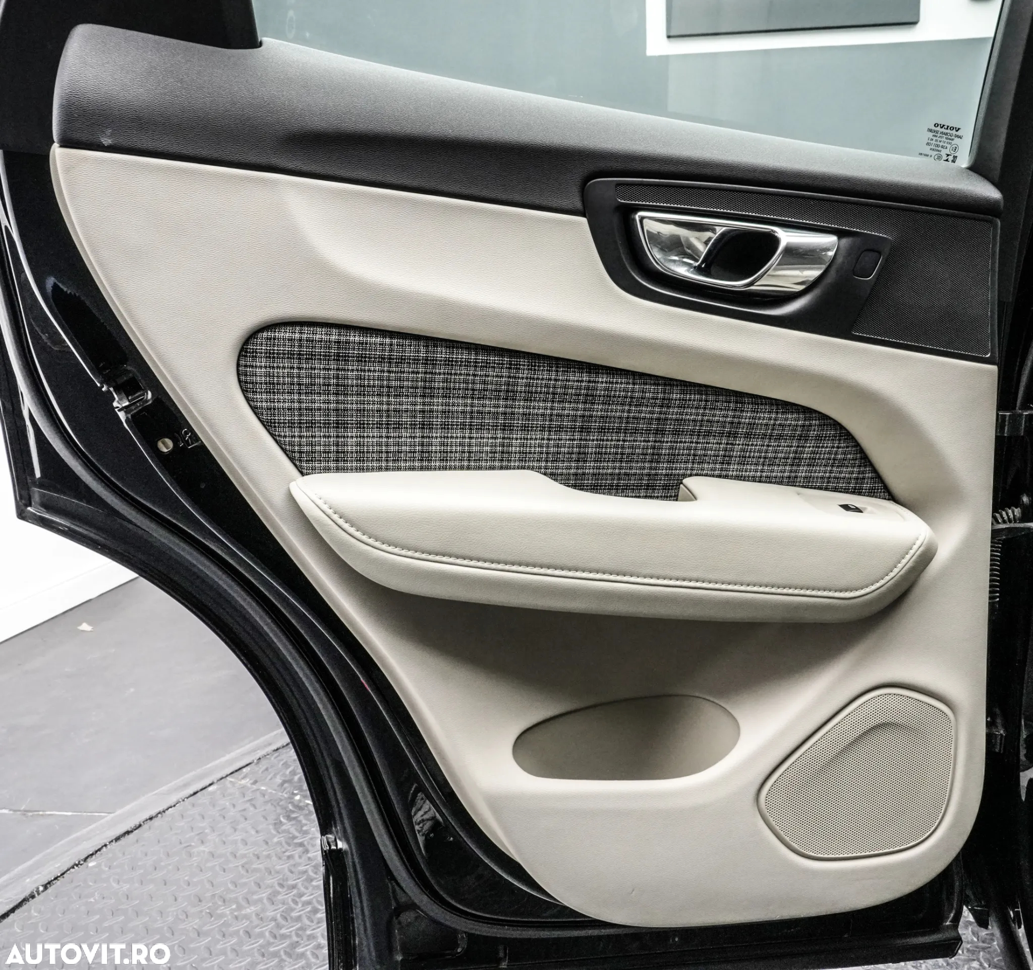 Volvo XC 60 D4 Momentum Pro - 28