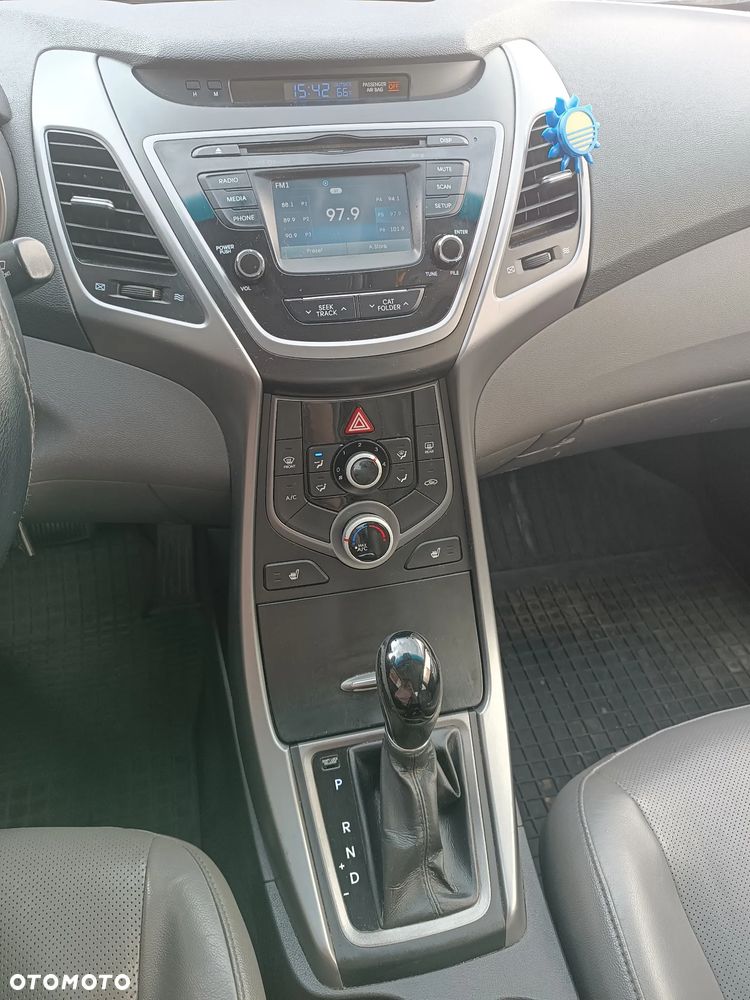 Hyundai Elantra - 22