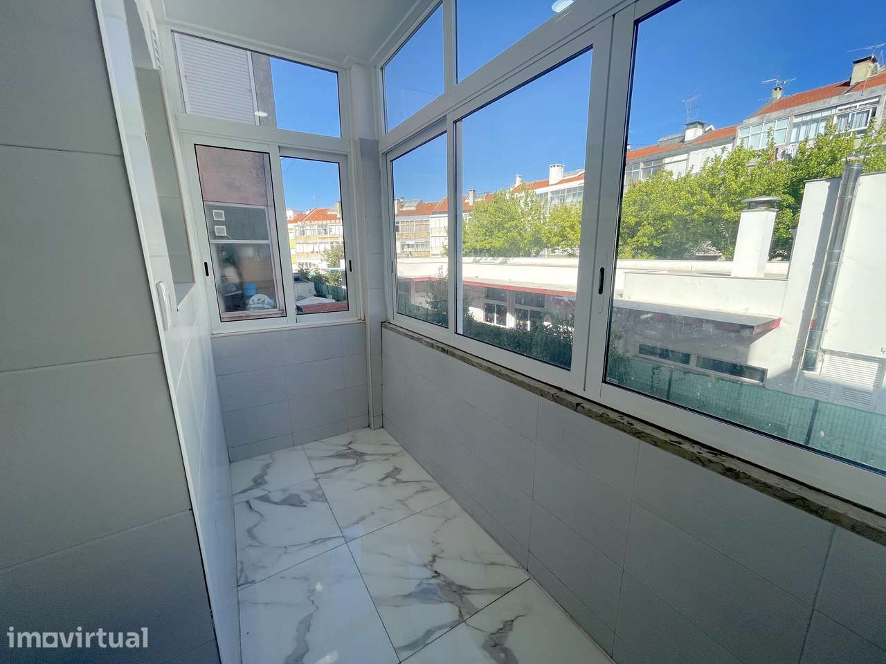 Apartamento T2, totalmente remodelado, com varanda, na Damaia de Cima.
