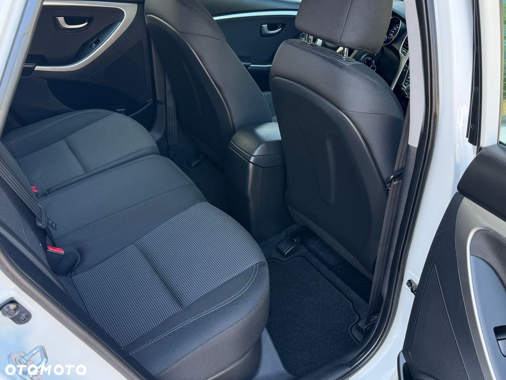 Hyundai i30 ver-blue-kombi-1-4-classic-navigation - 18
