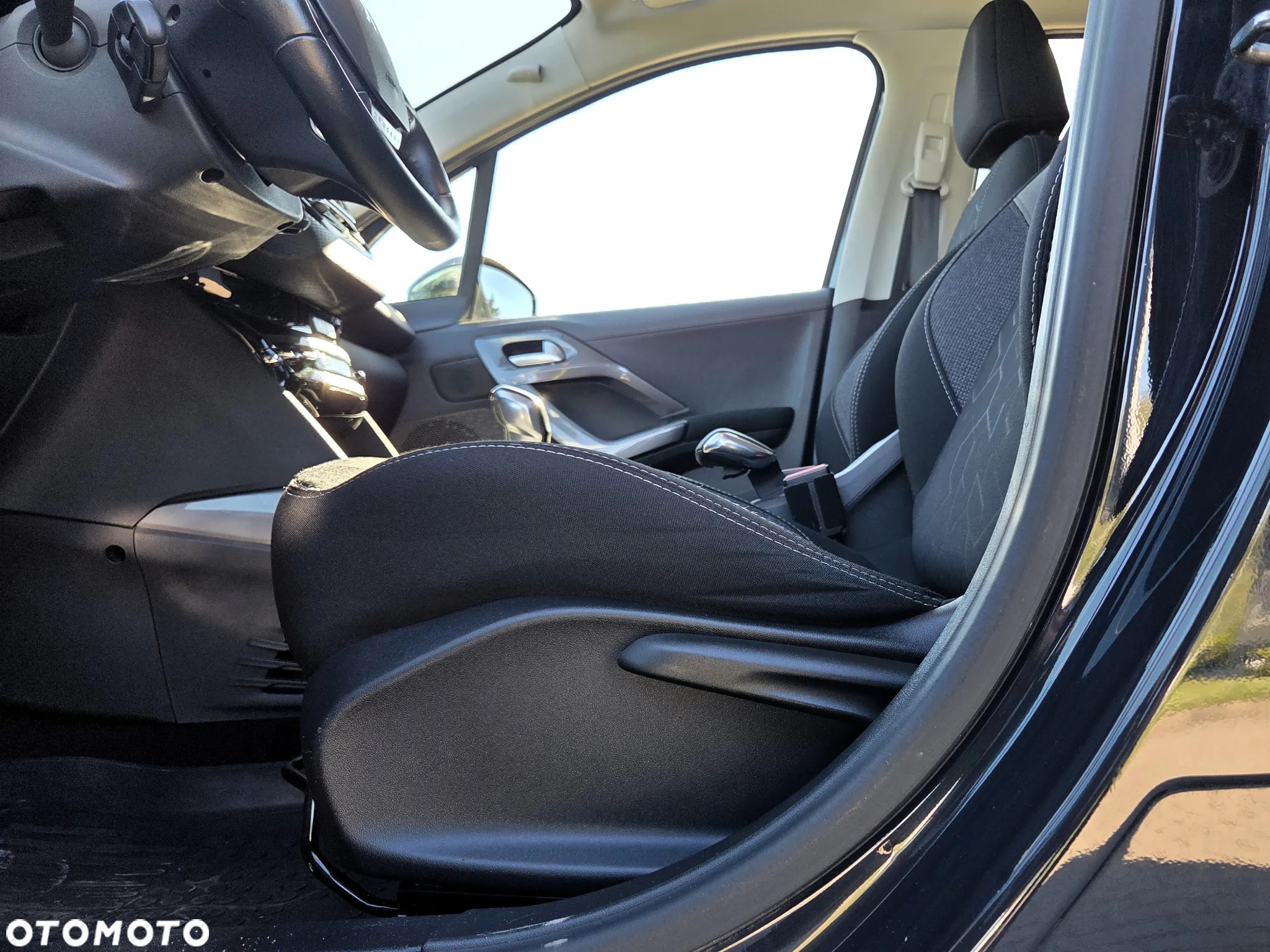 Peugeot 2008 1.2 Pure Tech Style S&S - 22