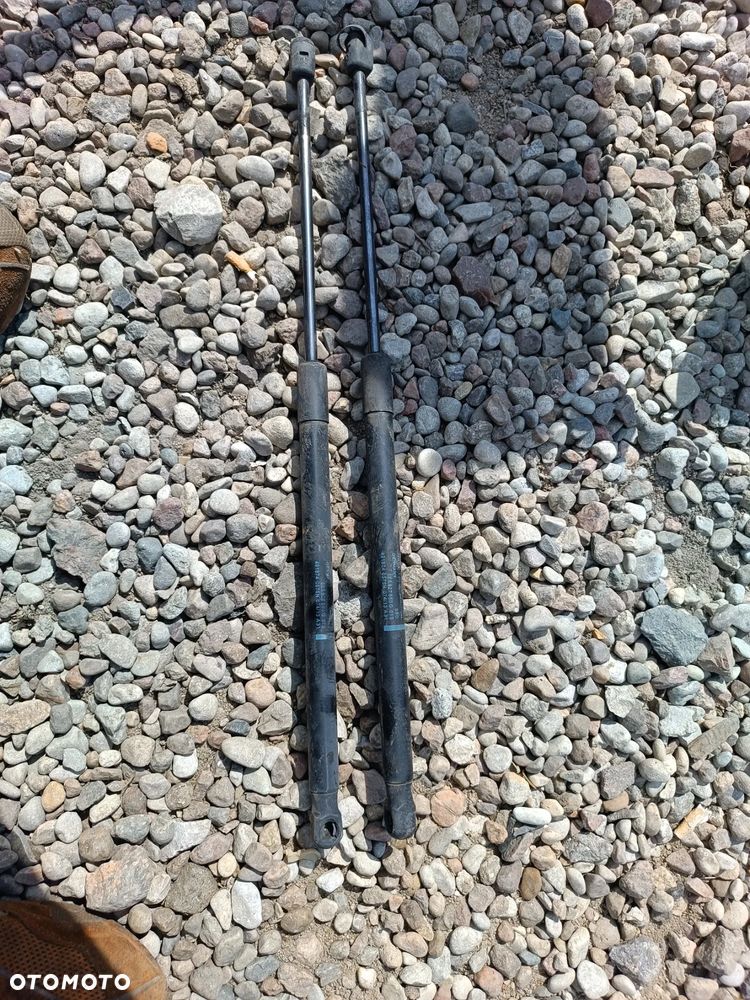 SIŁOWNIKI KLAPY BAGAŻNIKA SKODA OCTAVIA III KOMPLET 5E5827550G - 1