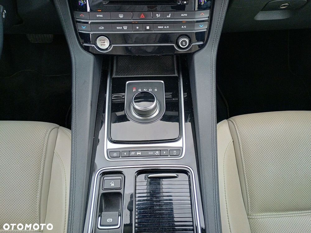 Jaguar F-Pace - 18