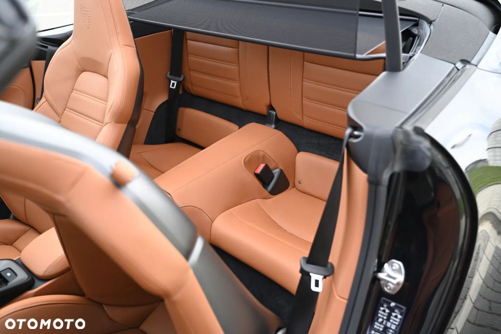 Porsche 911 Carrera 4 GTS - 25