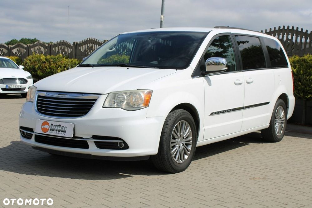 Chrysler Town & Country - 34