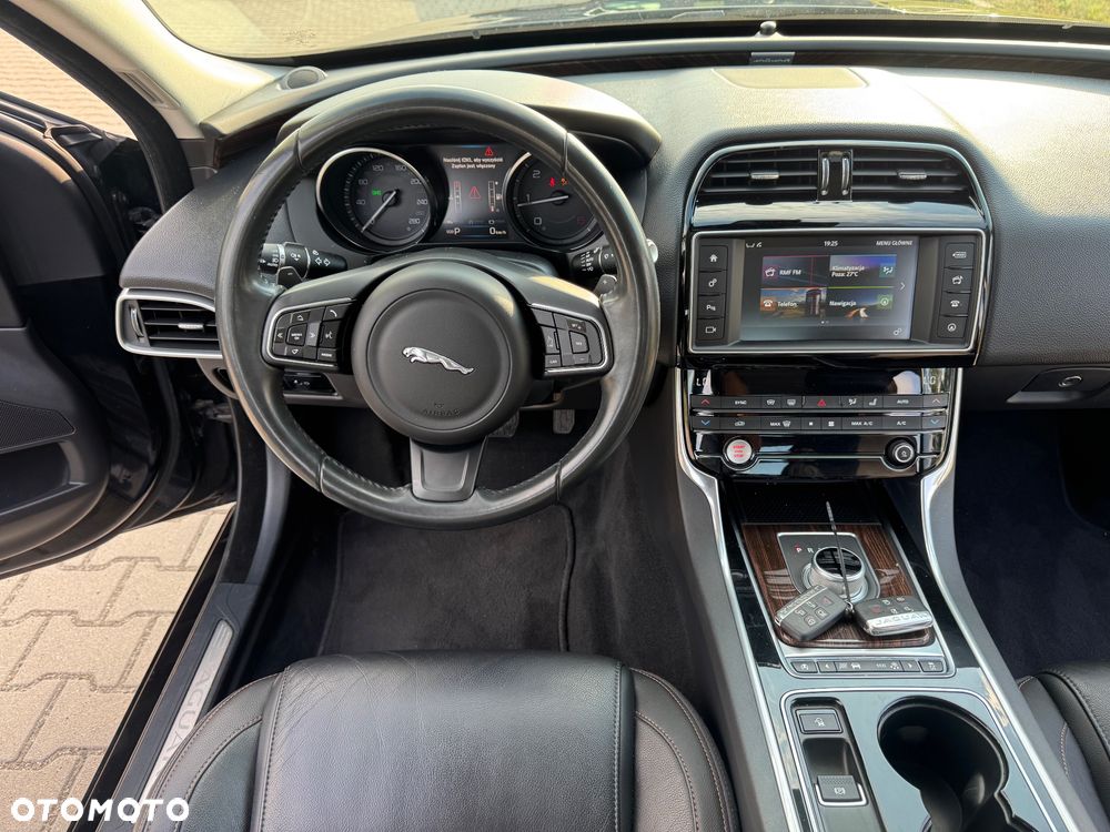 Jaguar XE 2.0 D AWD Prestige - 31