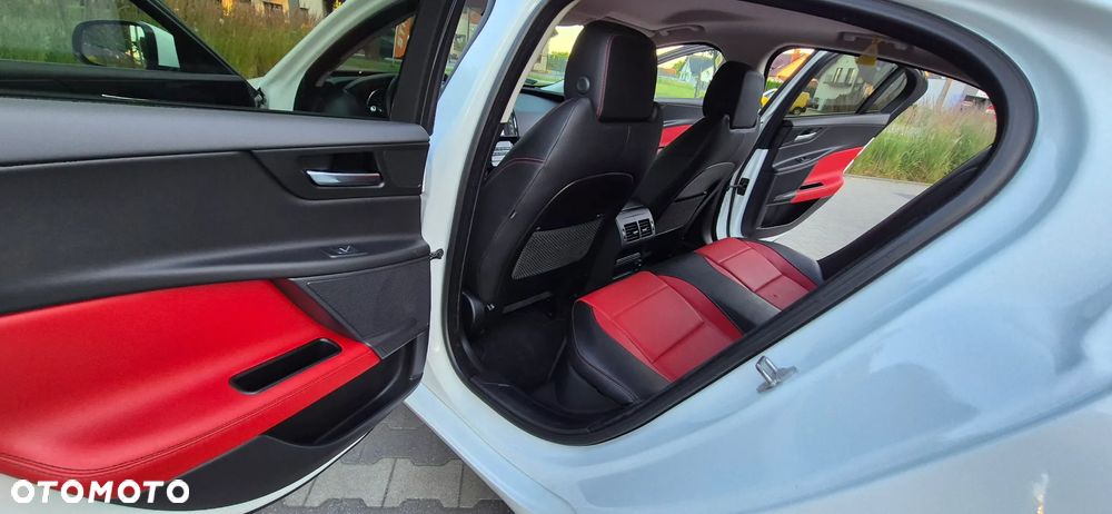 Jaguar XE 2.0 D R-Sport - 16