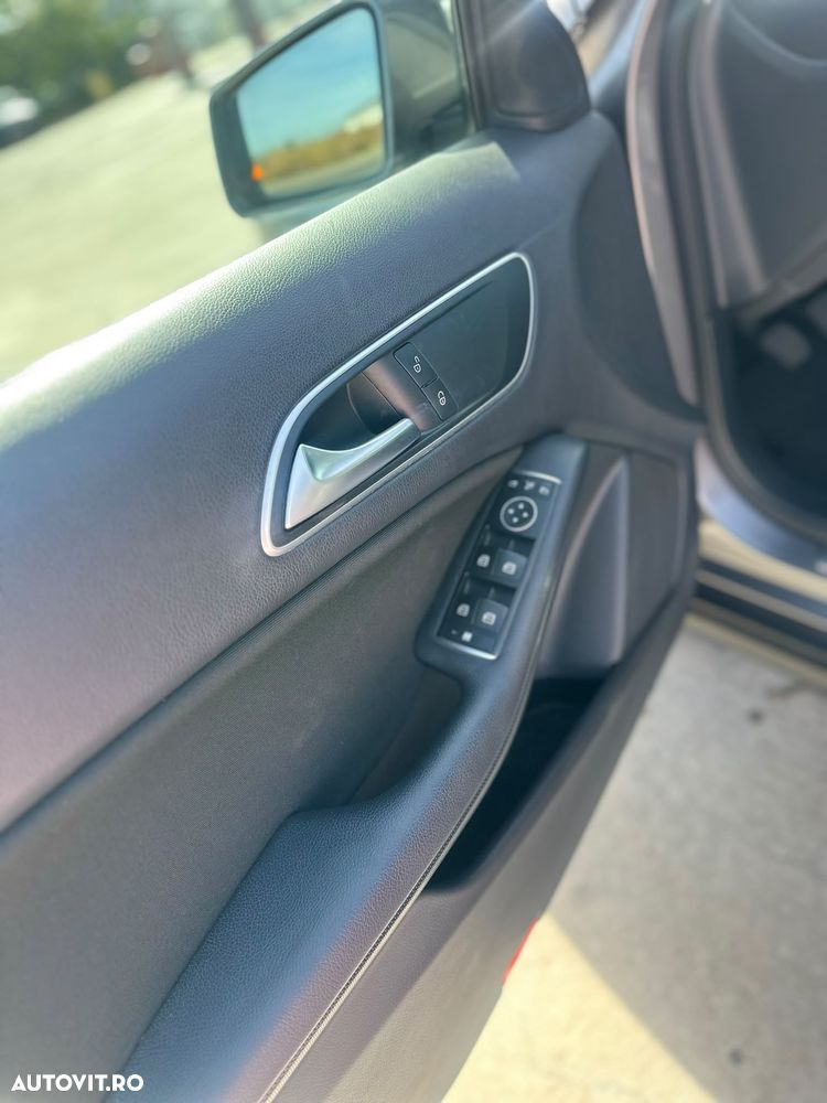 Mercedes-Benz GLA 180 d - 18