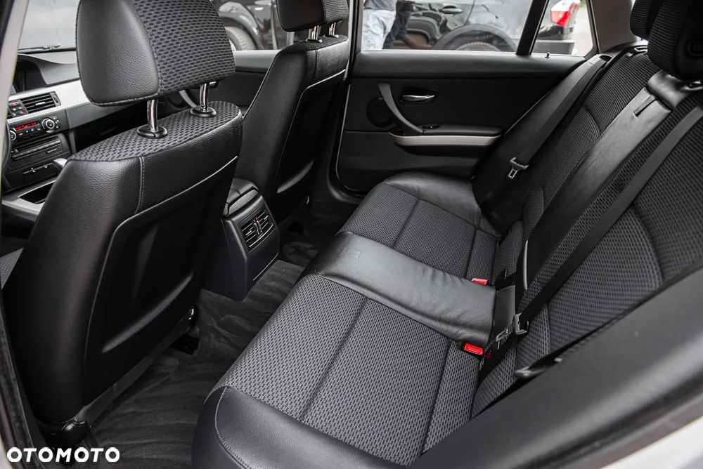 BMW Seria 3 325i xDrive Touring - 24
