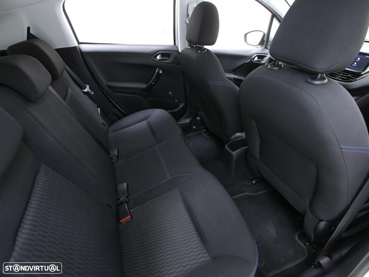 Peugeot 208 - 10