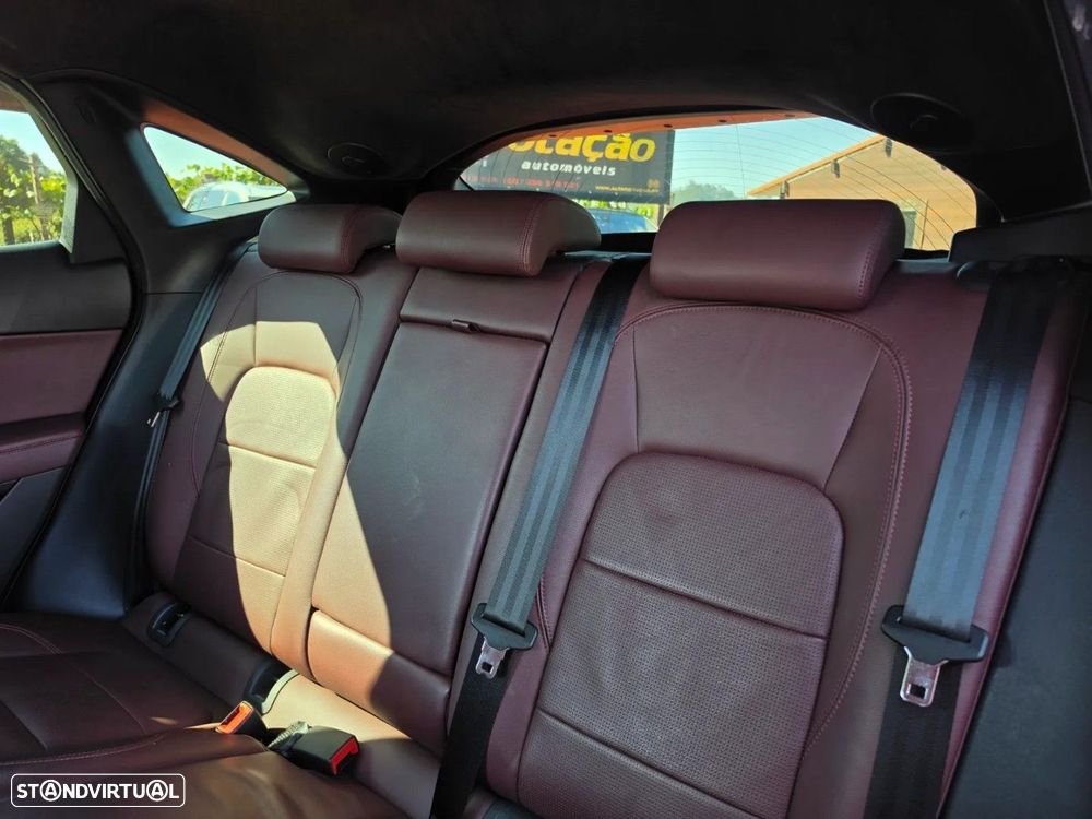 Jaguar E-Pace P300e AWD R-Dynamic S - 11