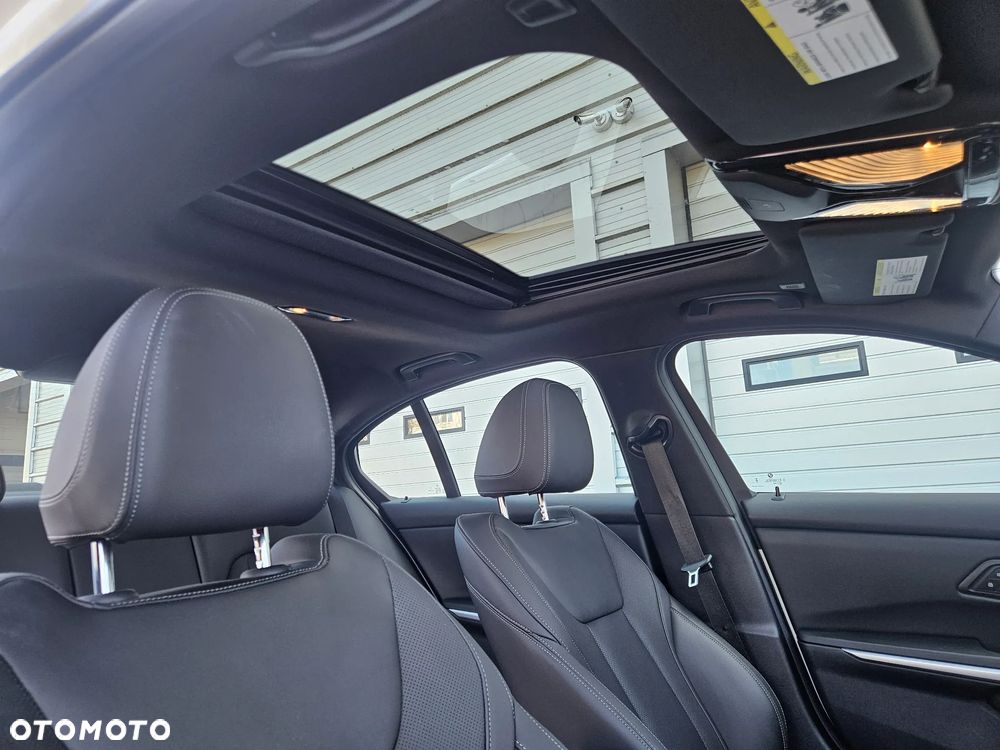 BMW Seria 3 330i - 16