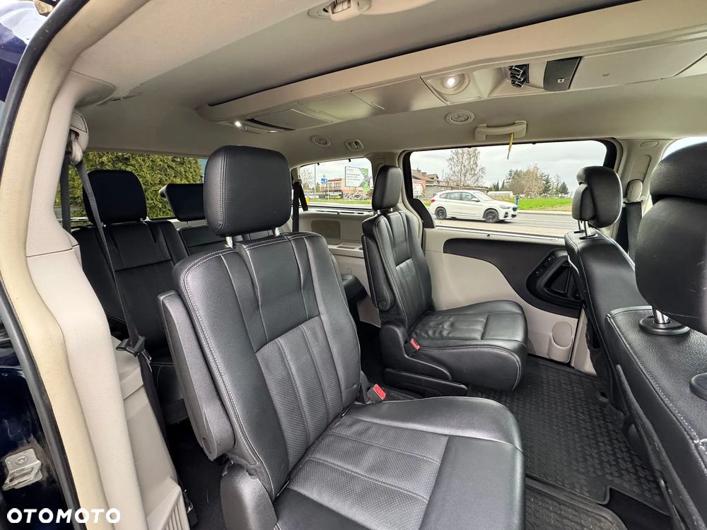 Chrysler Town & Country - 26