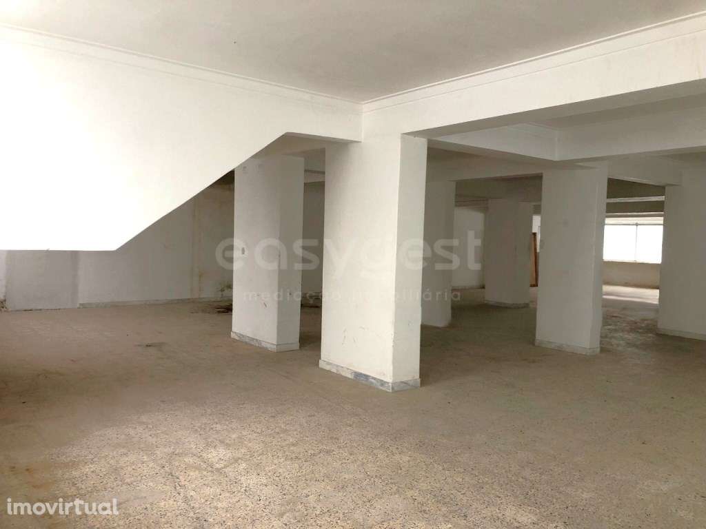 Loja com 210m² em cave com acesso direto à rua - Grande imagem: 3/26