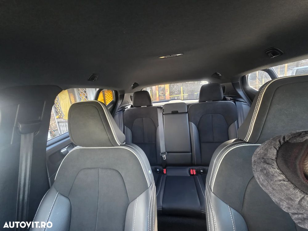 Volvo XC 40 B4 AT8 AWD Mild Hybrid Inscription - 24