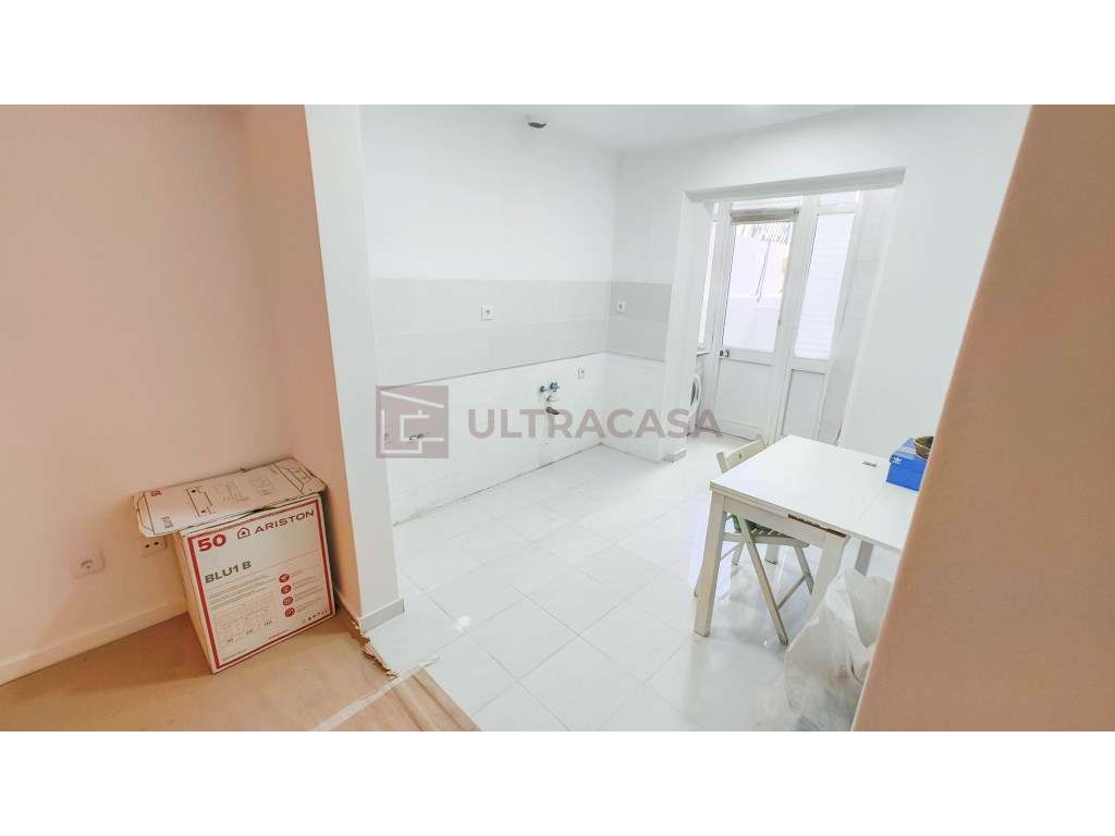 T0 Remodelado com Logradouro no Centro da Amadora - Grande imagem: 2/48