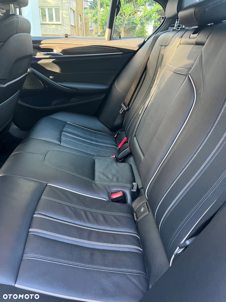 BMW Seria 5 M550i xDrive sport - 24