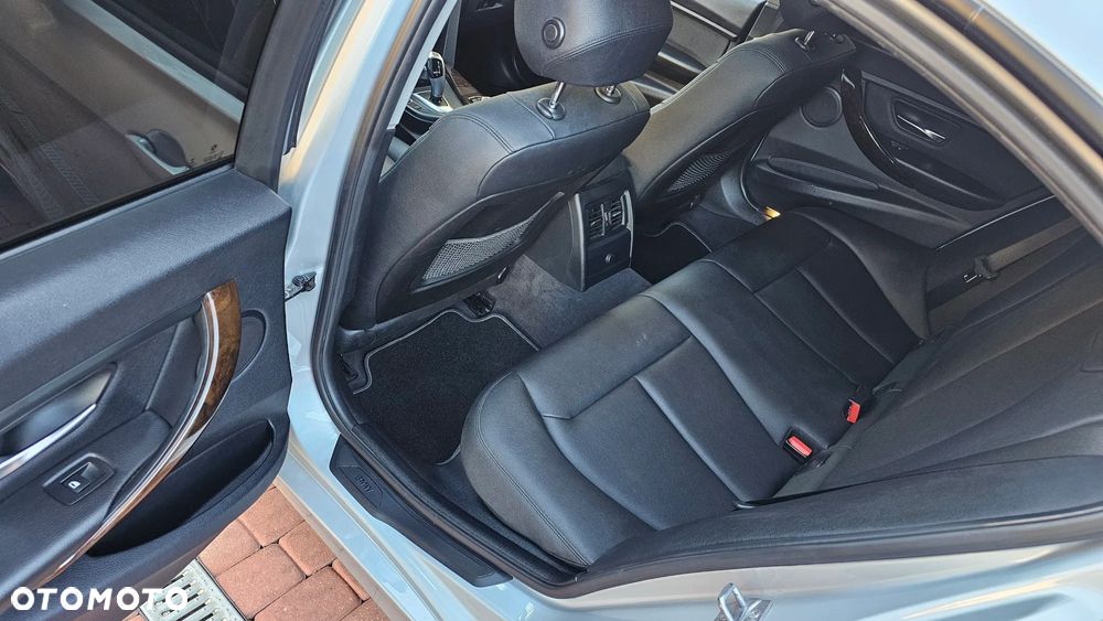 BMW Seria 3 328i xDrive Sport-Aut Sport Line - 30