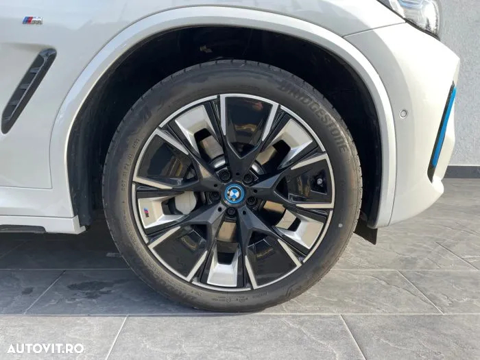 BMW iX3 - 16