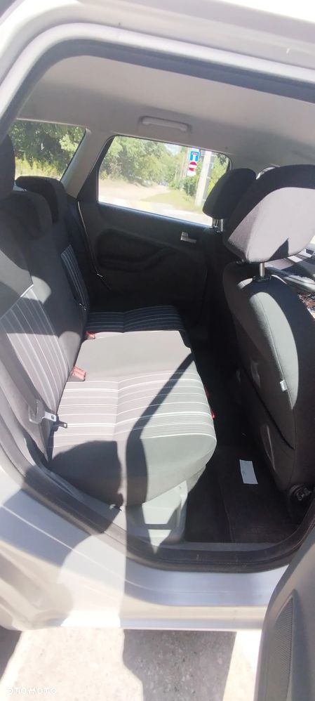 Ford Focus 1.6 TDCi DPF Style - 9