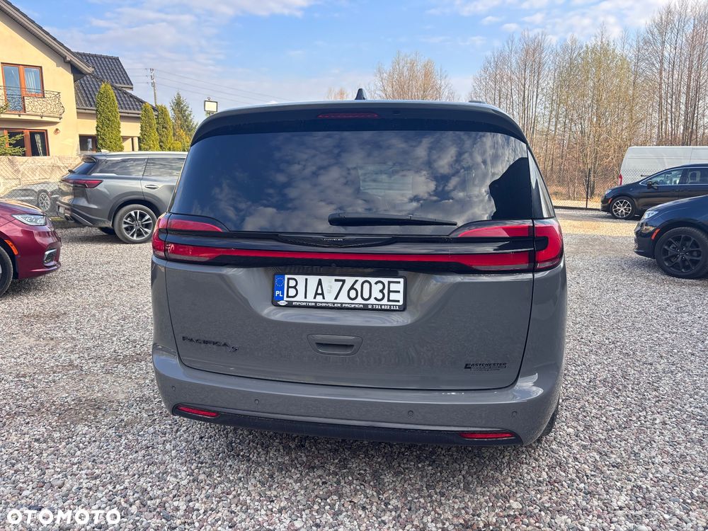 Chrysler Pacifica - 4