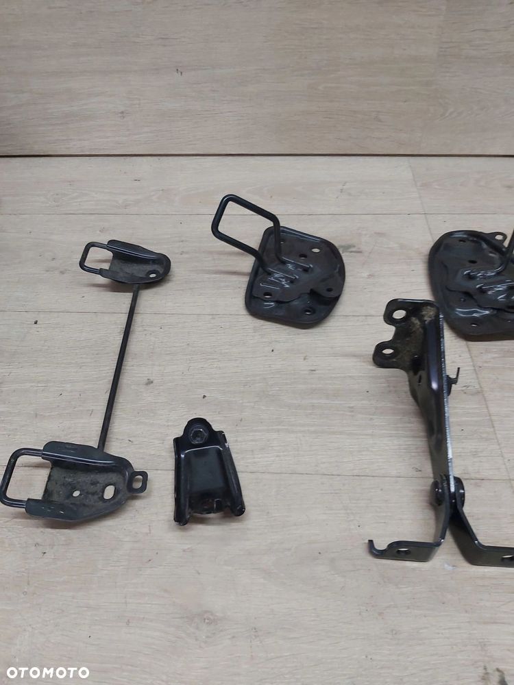 Toyota Prius IV 1,8 xw50 mocowanie kanapy tył zawias - 1