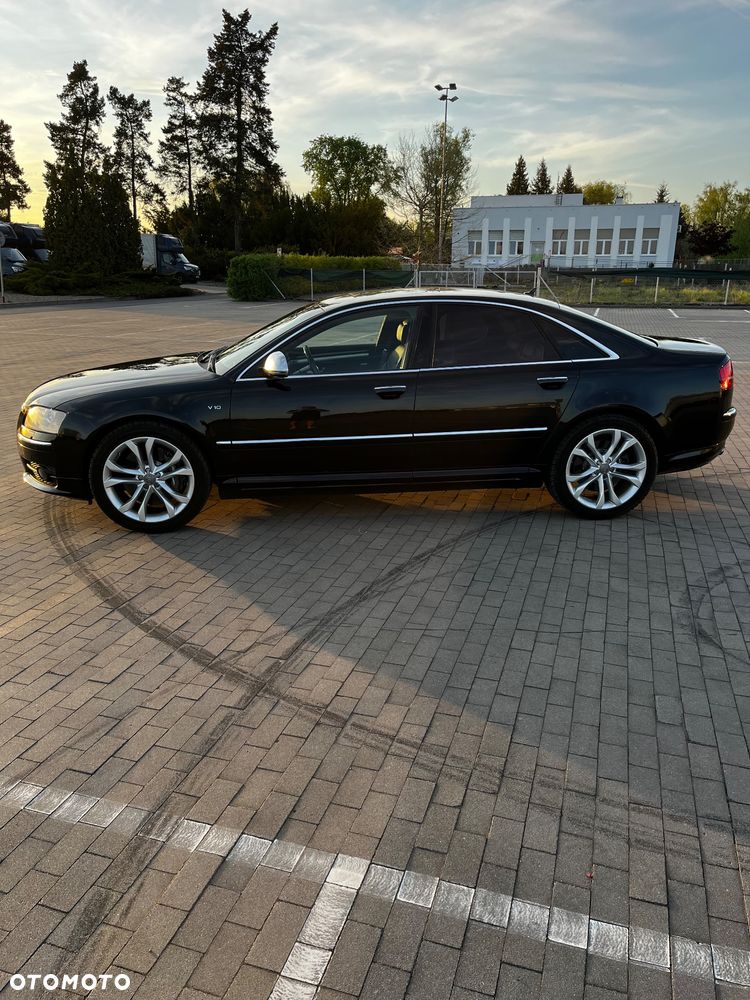 Audi S8 - 12