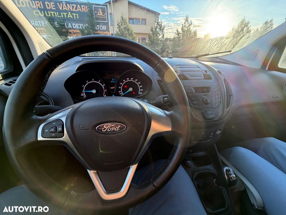 Ford Transit Courier - 32
