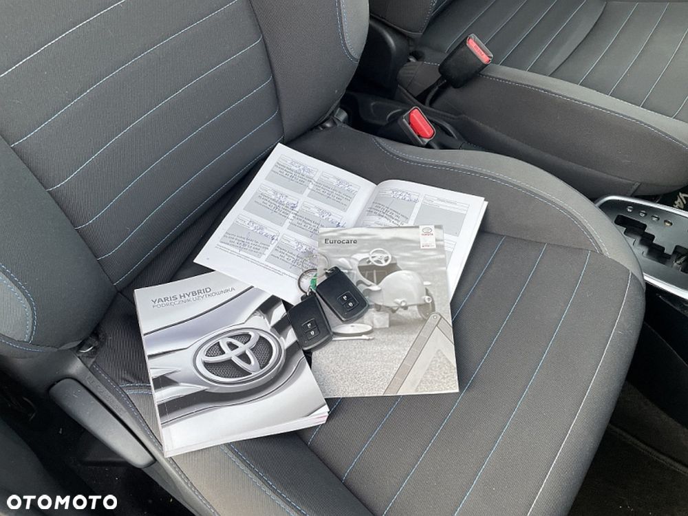 Toyota Yaris Hybrid 100 Selection Platinum - 39
