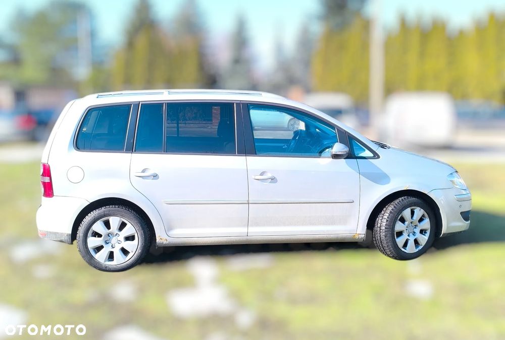 Volkswagen Touran 2.0 TDI DSG Highline - 4