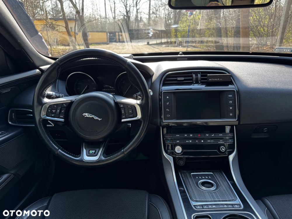 Jaguar XE 2.0 D R-Sport - 8