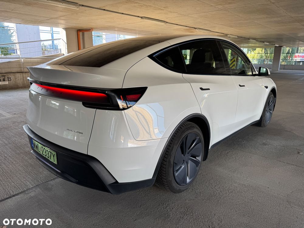 Tesla Model Y - 12
