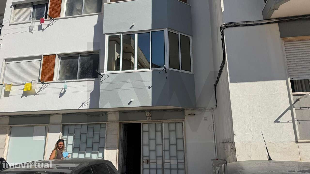 Espaço Comercial Versátil com 67 m2 com WC e Arrumo – Praceta Santo An - Grande imagem: 3/14