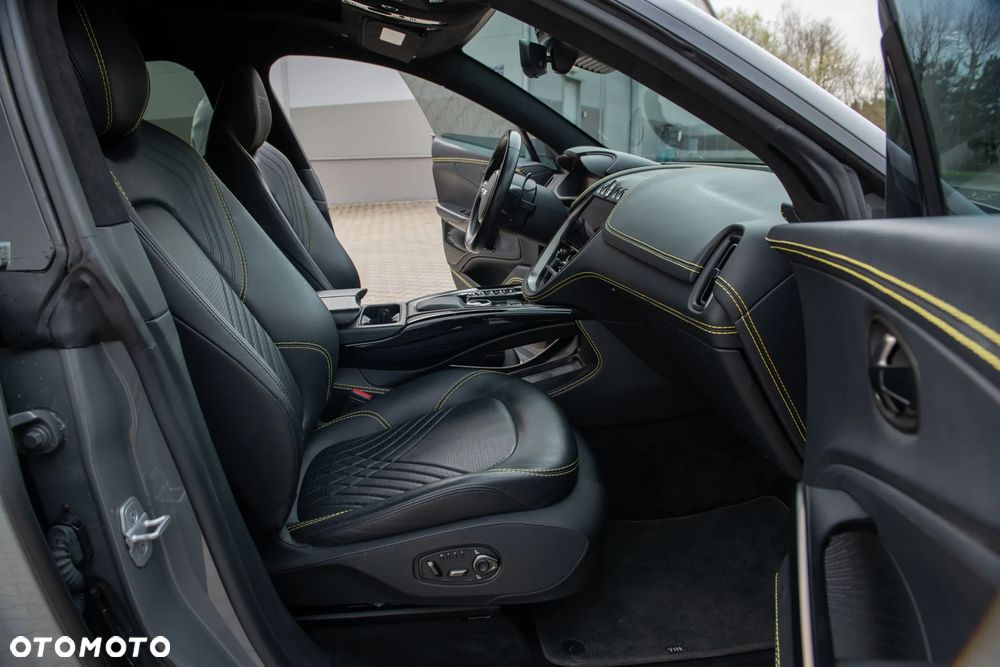 Aston Martin DBX - 17