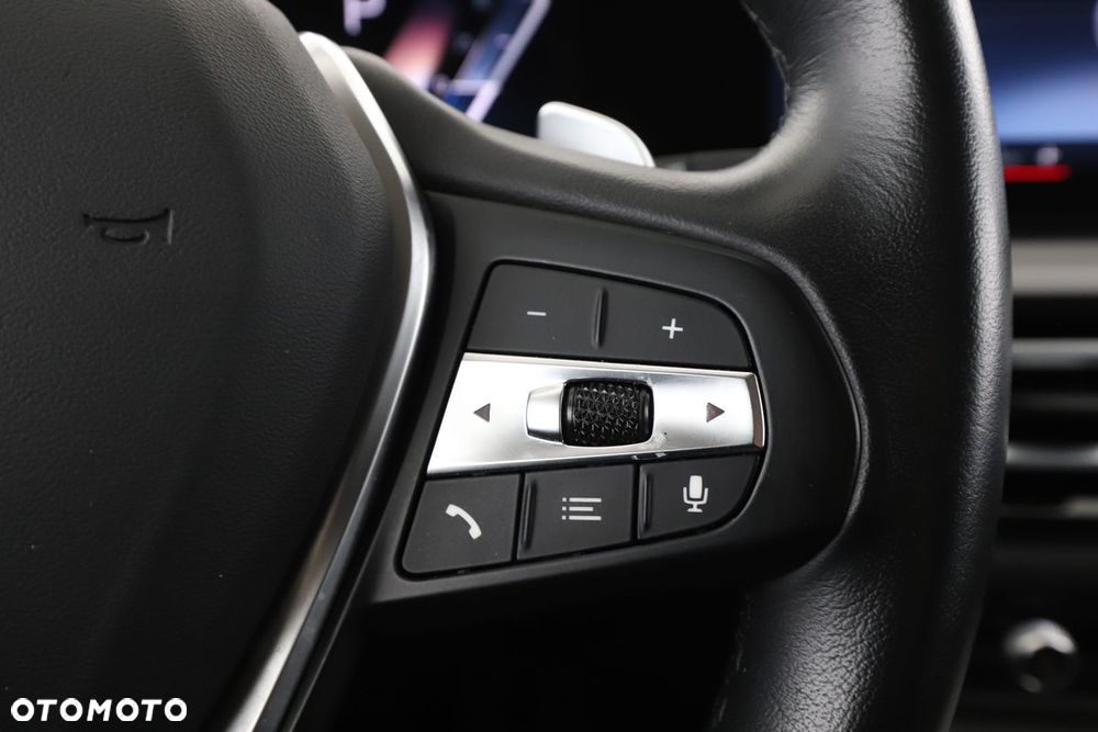 BMW Seria 3 318d mHEV - 38