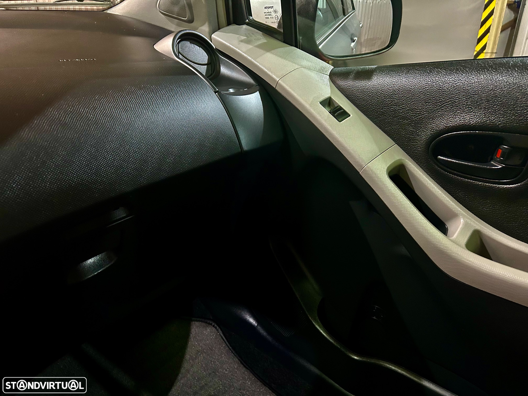 Toyota Yaris 1.0 VVT-i AC Manual+VSC - 18