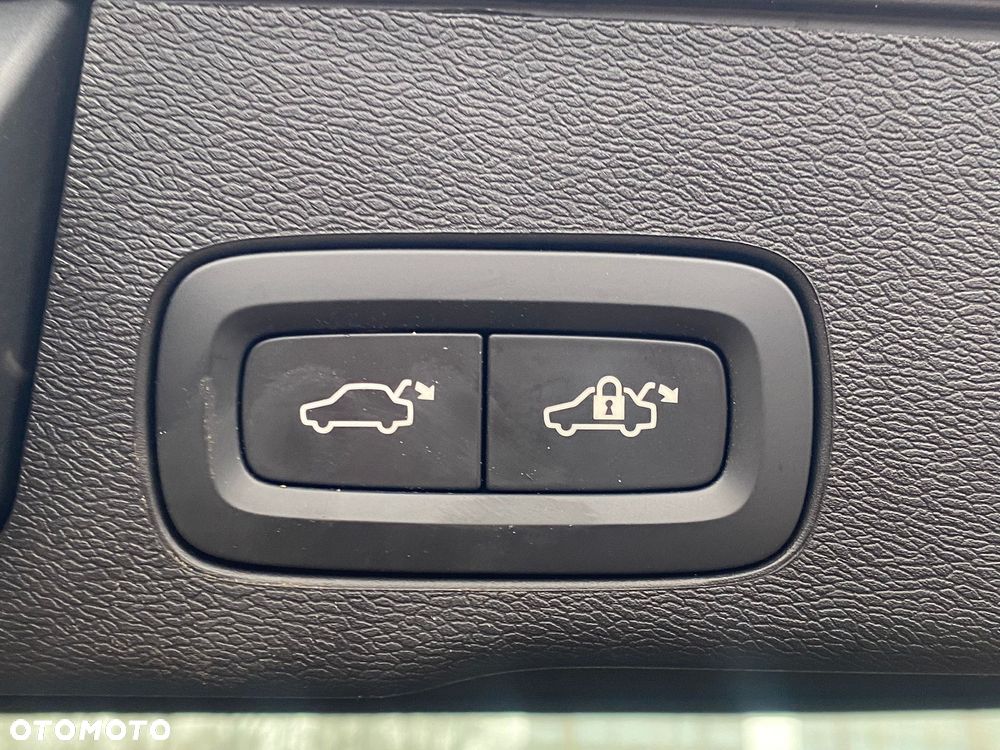 Volvo XC 60 B4 D AWD Plus Dark - 23