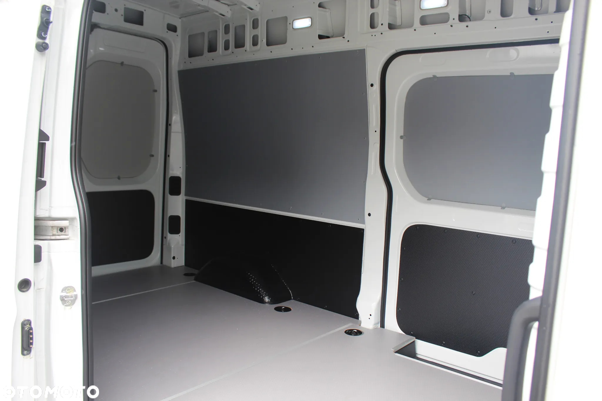 Maxus E-DELIVER 9 - 8