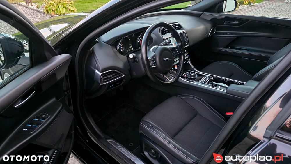 Jaguar XE 2.0 T R-Sport - 12
