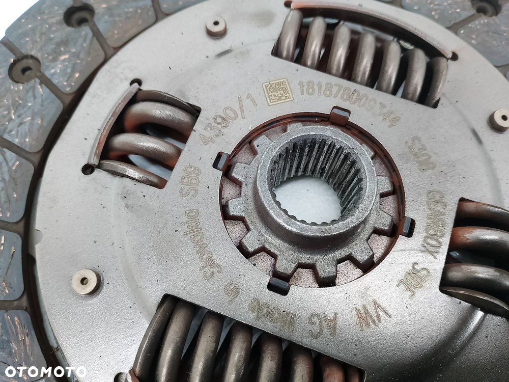 KOŁO DWUMASOWE KOMPLETNE SKODA KAMIQ 05E105266B  04R141016J 1.5 TSI - 10