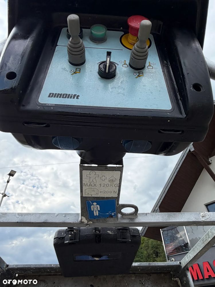 Nifty DINO 120T. Zwyżka koszowa 12 metrów wysuwana na raz. Podnośnik HDS. Napęd Hydrauliczny na dwa koła. Obraca się w koło 360. jak nówka z salonu. 2016 rok. 1220 mtg. Książka Serwisowa od nowości do wglądu. PRĄD 230v. 4 sekcje sterowania na dole. Nowy model! Z komuny Norweskiej. Używana była 1 raz do roku. Serwisowana w DEKRA do końca OKAZJA. Zwyżka Obrotowa. Poziomowanie kosza. Pełna Hydraulika. Sterowanie góra dół! Wysuwane ramie. Wieniec tryby zero zużycia! Ani deka luzów i wycieków. Mała lekka i zwinna zwyżka o potężnym zasięgu. OKAZJA TANIO. Do rejestracji. Import Norwegia! Posiadam 4 sztuki wszystkie jak nowe z salonu. Zapraszam do przetestowania. Nowy Sącz. woj. Małopolskie - 16