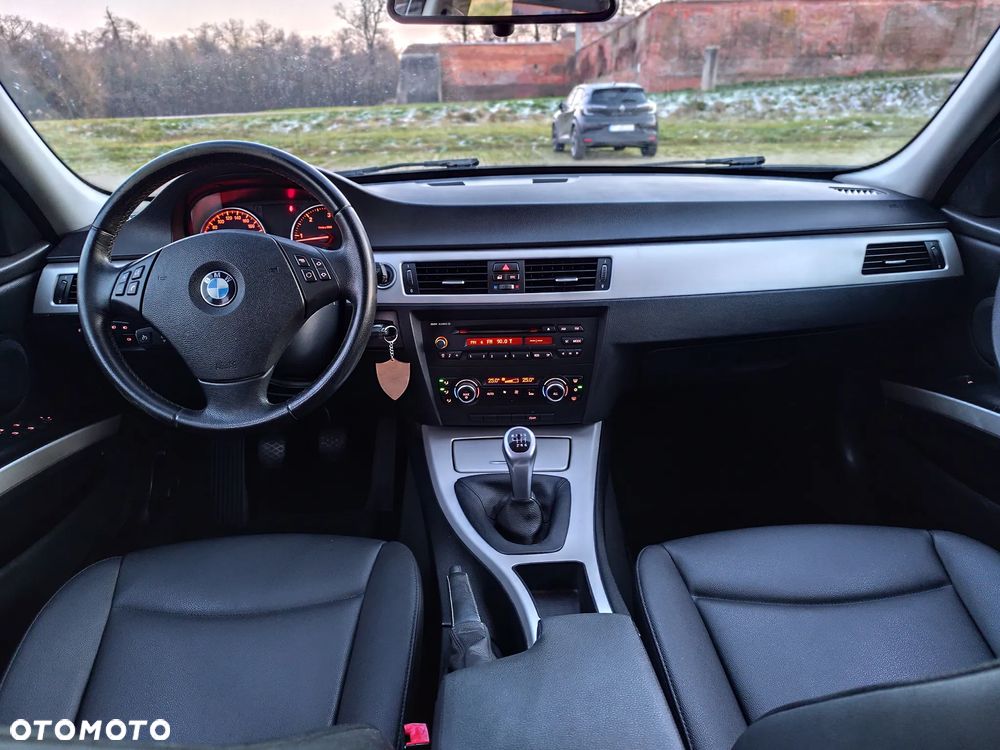 BMW Seria 3 318d - 12