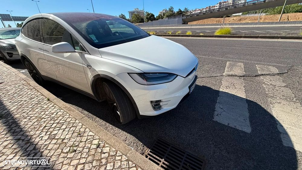 Tesla Model X - 10