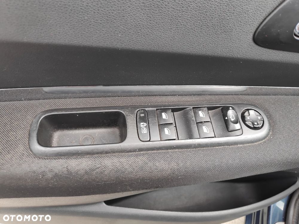 Peugeot 5008 1.6 THP Family - 10